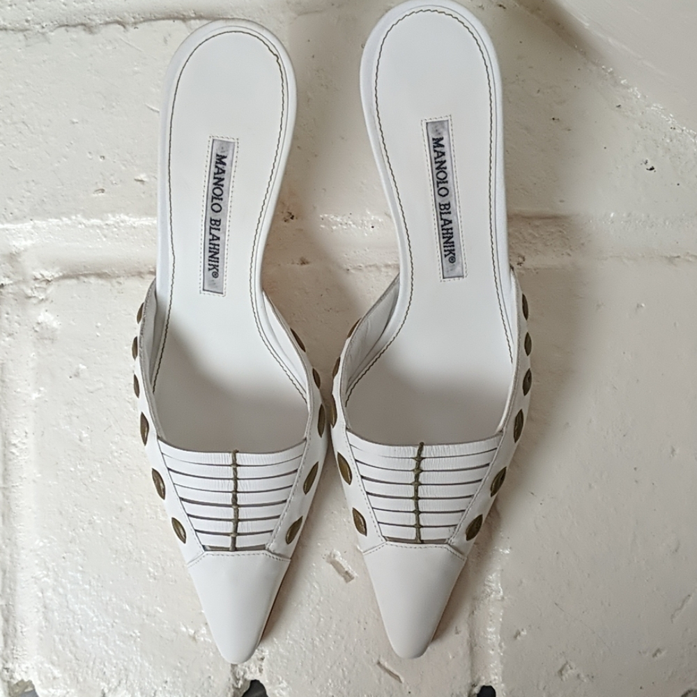 MANOLO BLAHNIK NWOT Kitten Heels